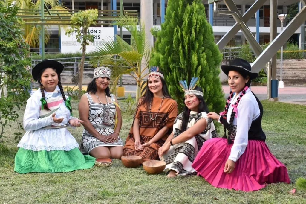 Grupo de mujeres con trajes típicos en el campus de la UNIQ