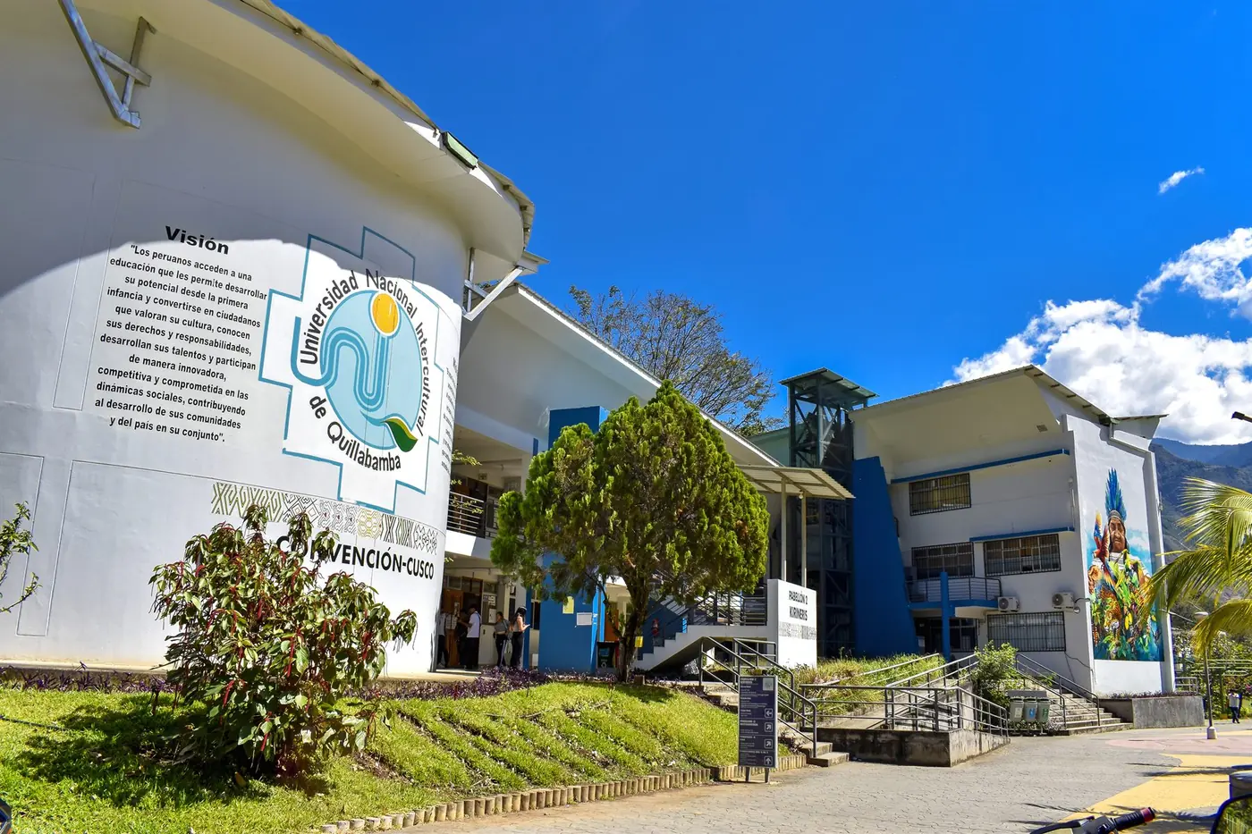 Fachada de la Universidad Nacional Intercultural de Quillabamba con su escudo y el mural de la visión institucional