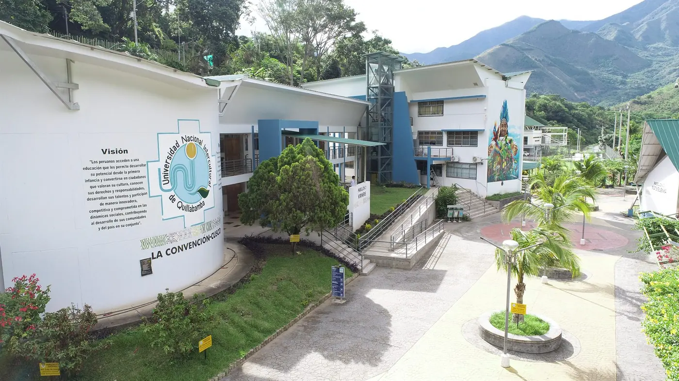 Patio del campus El Arenal de la UNIQ, con los cerros de La Convención al fondo