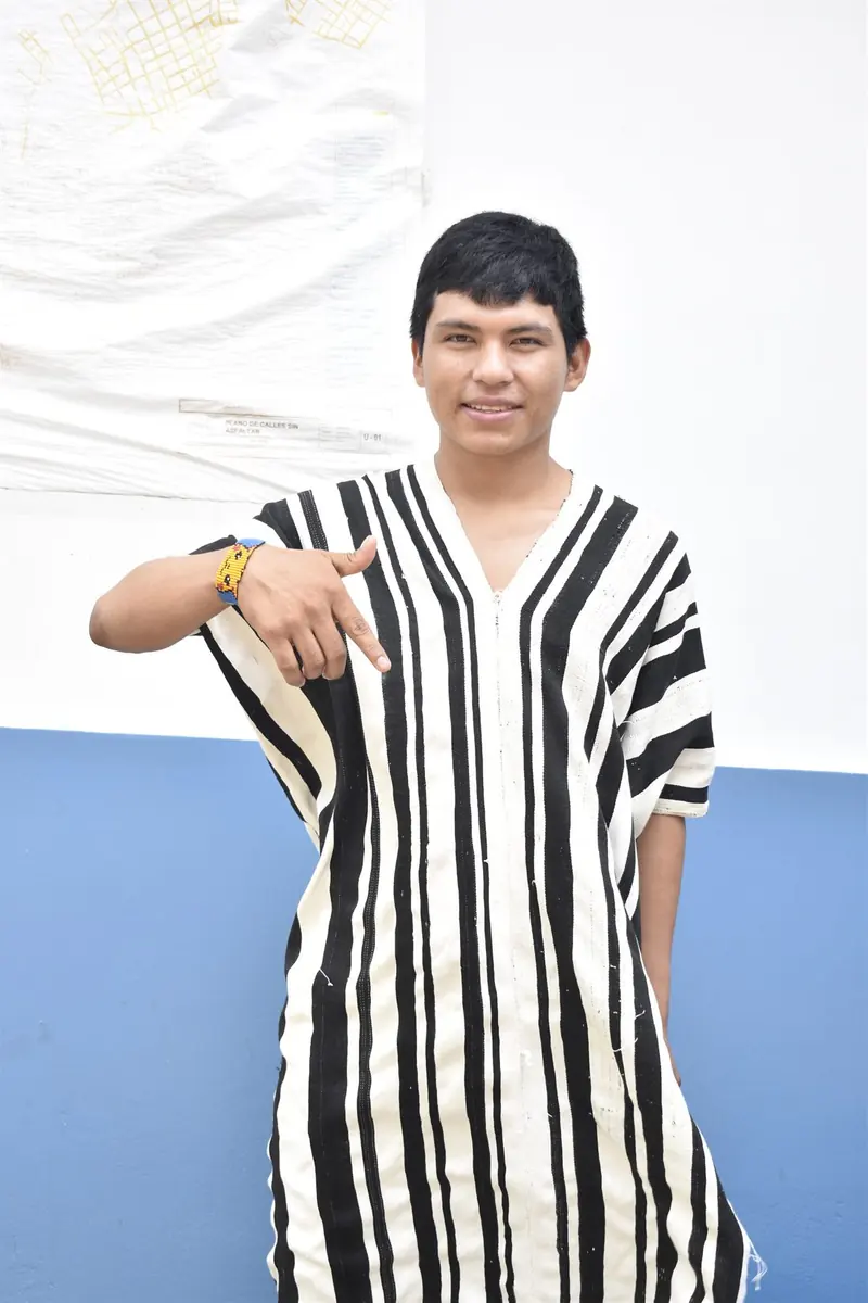 Estudiante de la UNIQ vestido con cushma tradicional