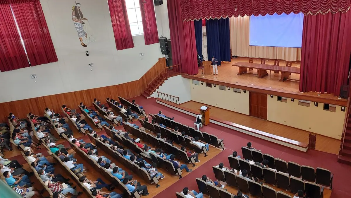 Auditorio del Teatro Municipal de La Convención, con butacas y escenario